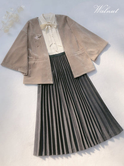 Veste Showa grise cerise foncée à ruban, jupe plume + note, chemise en mousseline de soie à broche rétro à carreaux + jupe