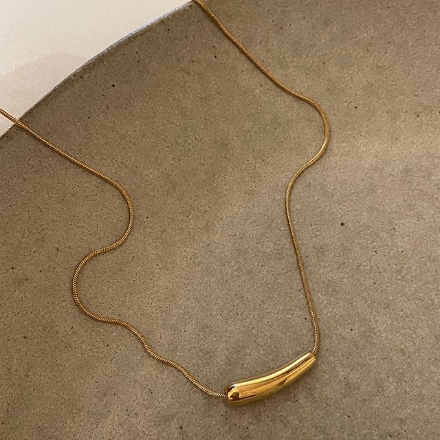 Halskette mit geschwungenem Anhänger
