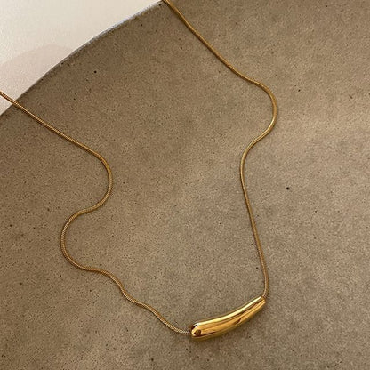 Halskette mit geschwungenem Anhänger