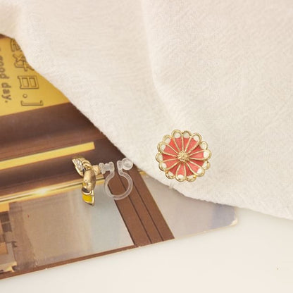 Earring Flower Clip Asymmetrical / Enamel Bee On Stud