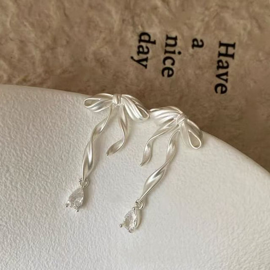 Bow Alloy Ear Cuff