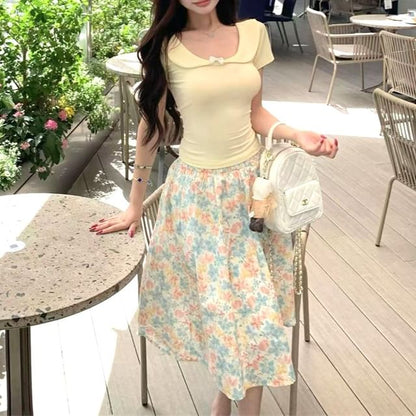 Kurzärmliges T-Shirt mit Schleife und U-Ausschnitt und schmalem Blumenmuster / A-Linien-Rock mit elastischer Taille