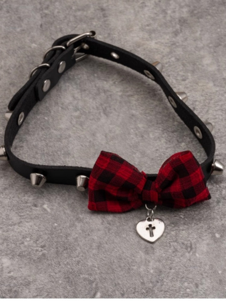 Mit rot kariertem, schwarzem und gemustertem Anhänger, Herz-Schleifenhalsband