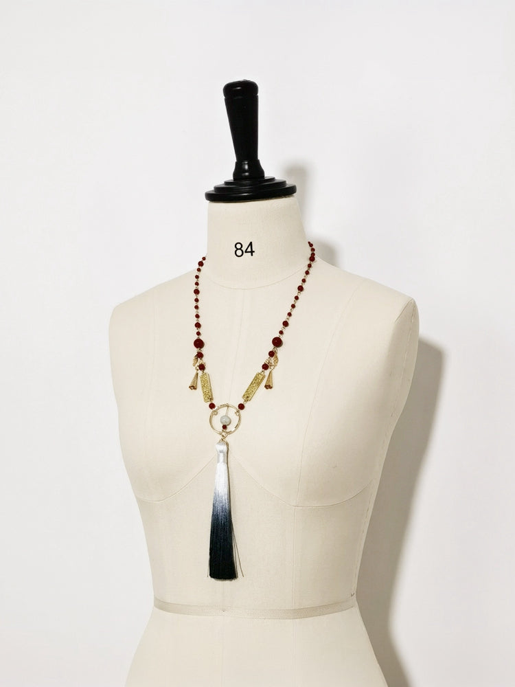 Collier avec pendentif à pompon chinoiserie en or et perles rouges