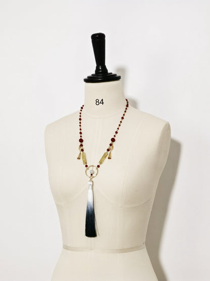 Collier avec pendentif à pompon chinoiserie en or et perles rouges