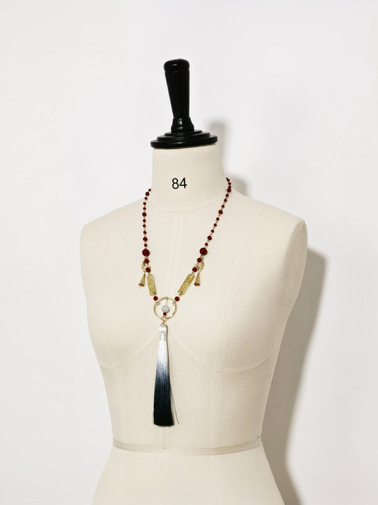 Collier avec pendentif à pompon chinoiserie en or et perles rouges