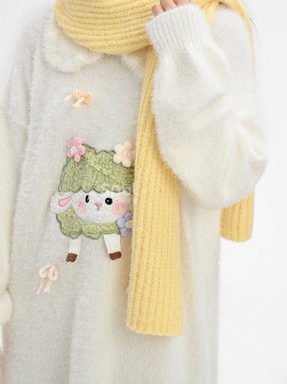 Robe en tricot blanche à col Claudine et appliques d'agneau