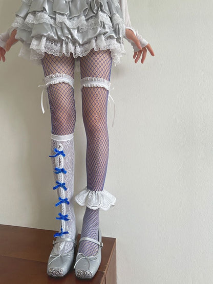 Besatzsocken/Strümpfe aus Tüll mit floralem Cut-out und Schleife und gemusterter Strumpfhose/Weiße Spitze unter dem Knie, blaues Netz