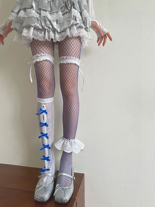 Besatzsocken/Strümpfe aus Tüll mit floralem Cut-out und Schleife und gemusterter Strumpfhose/Weiße Spitze unter dem Knie, blaues Netz