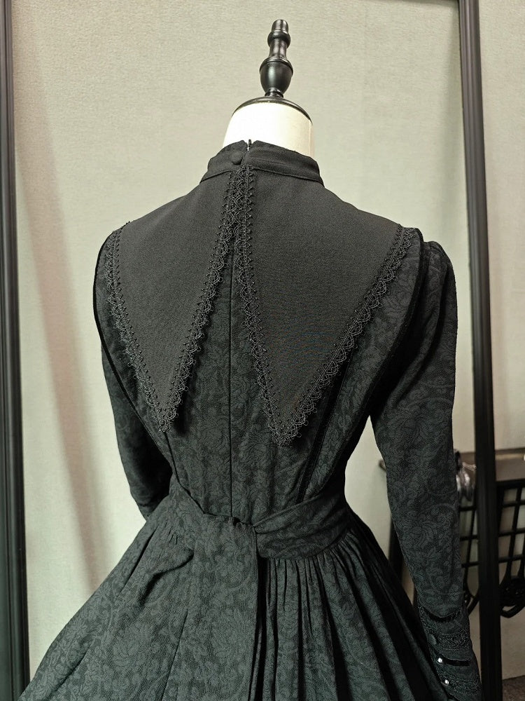 ホワイト/ブラックの刺繍ディテール、尖った襟