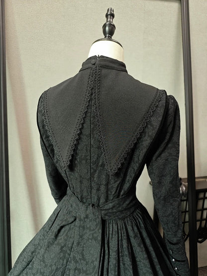 ホワイト/ブラックの刺繍ディテール、尖った襟