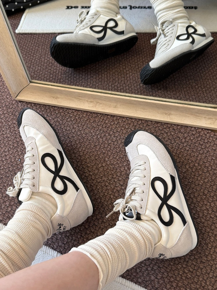 Weiße Sneakers mit Schnürung vorne und Schleife