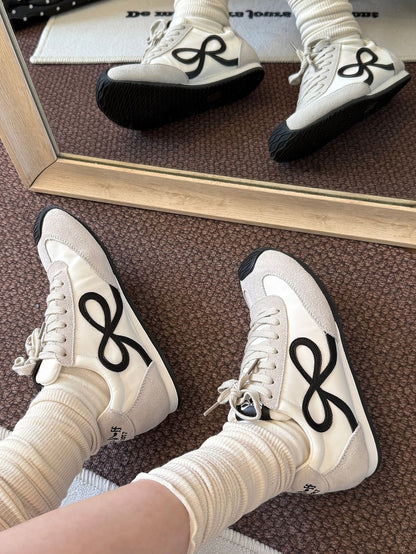 Weiße Sneakers mit Schnürung vorne und Schleife
