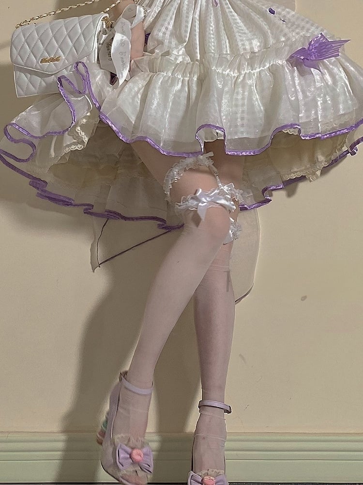 Bas blancs/noirs semi-transparents en dentelle à volants avec nœud sur le genou