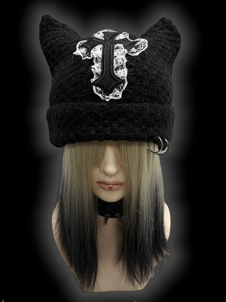 Bonnet en tricot punk avec oreilles de chat noires et patch croisé