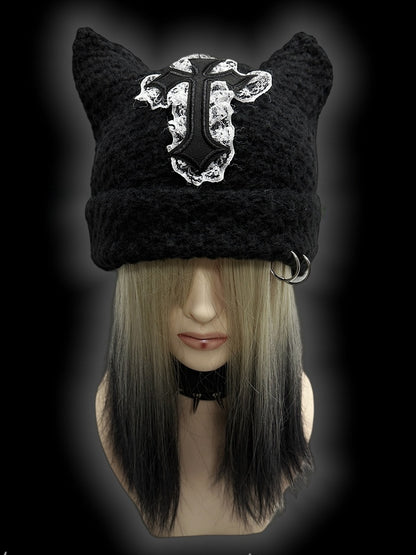 Bonnet en tricot punk avec oreilles de chat noires et patch croisé
