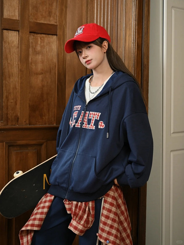 Roter, marineblauer Kapuzenpullover mit Reißverschluss und abnehmbarer, karierter Kätzchen-Plüsch-Stickerei-Applikation
