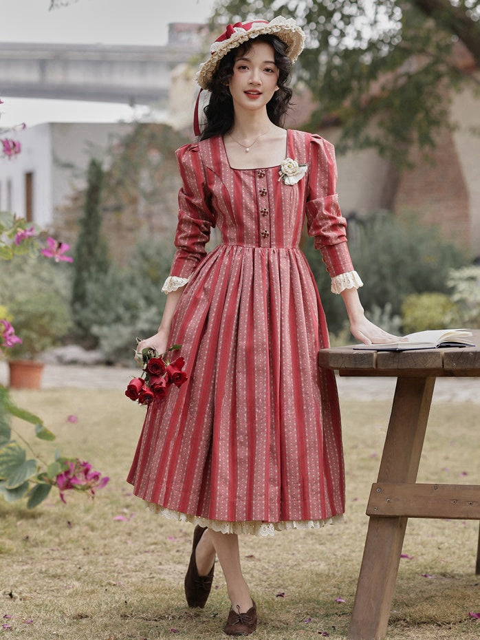 Robe rouge à rayures vintage et en dentelle à encolure carrée
