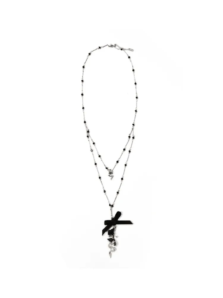 Collier avec pendentif rose noire et serpent