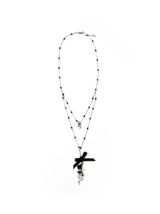 Collier avec pendentif rose noire et serpent