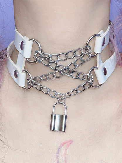 Schwarz/Weißes PU-Choker mit Y2K-Anhänger und Schlossdetail