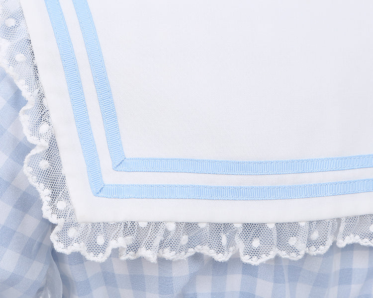 Robe à carreaux bleu clair à col marin et marguerites blanches, détails nœud papillon