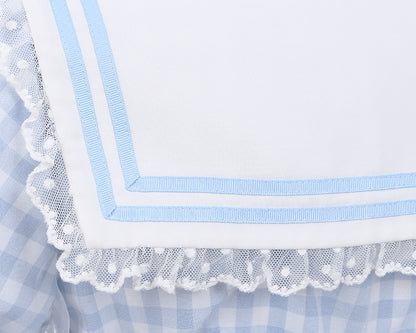 Robe à carreaux bleu clair à col marin et marguerites blanches, détails nœud papillon