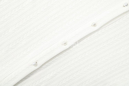 Weiße Bluse mit Rüschenausschnitt