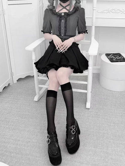 Herzförmiger Ausschnitt, Kei mit Strass, Falten, graue Details, Bluse im Jirai-Stil, quadratisch und
