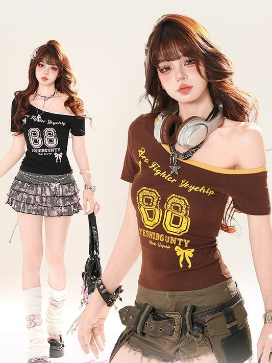 Schmal geschnittenes T-Shirt in Schwarz/Kaffee mit asymmetrischem Ausschnitt und Zahlendruck