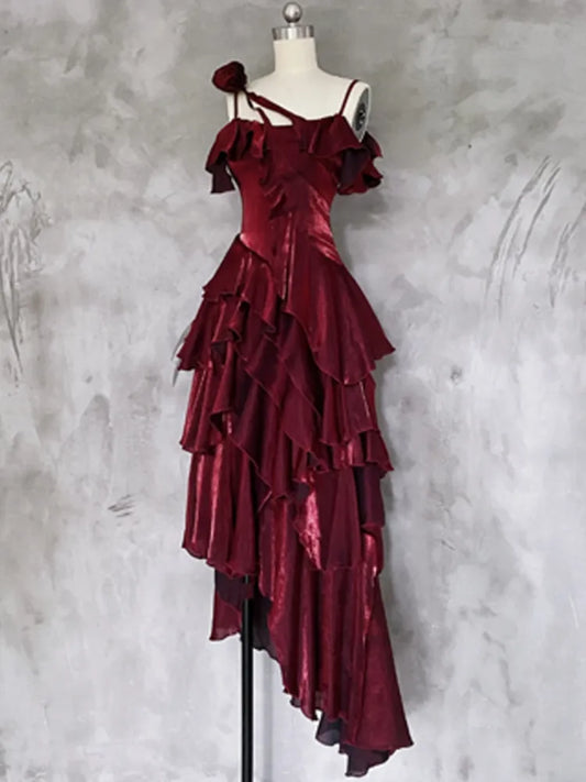 Robe de soirée asymétrique rouge scintillante à volants superposés et bretelles spaghetti