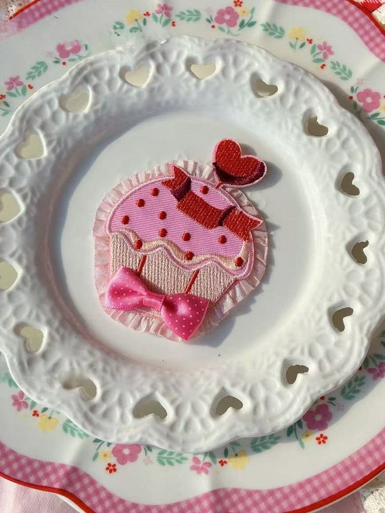 Brosche Sweet Pink/Rot Cake Trim Rüschen