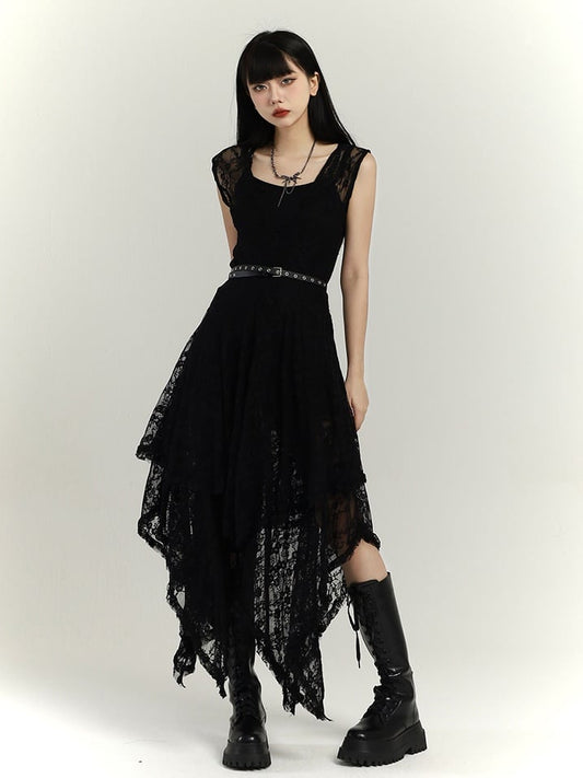 Robe gothique noire à col rond et ourlet mouchoir en dentelle