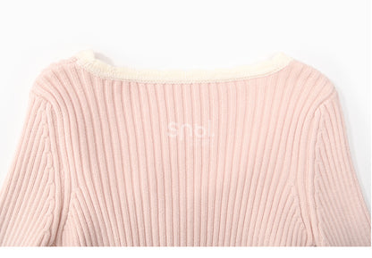 Haut en maille slim à col rond et détails nœud rose