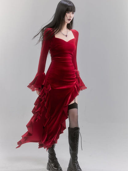 Robe en velours rouge à manches cloche et ourlet asymétrique à volants