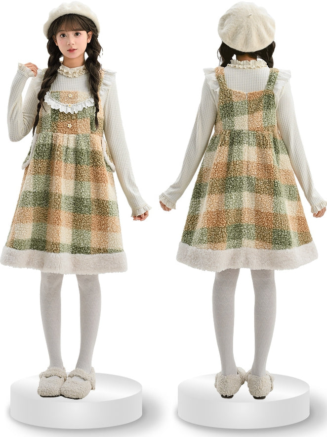 Robe salopette en polaire à carreaux avec détails floraux verts et bordure en dentelle et poches