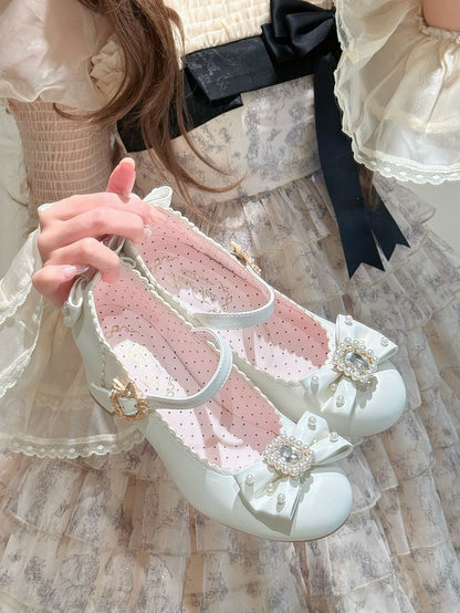 Runde Lolita-Schuhe mit Mary-Toe-Dekor und Strasssteinen in Weiß und mit Perlen verziert