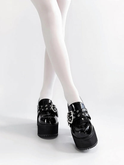 Hohe schwarze Plateauschuhe Jirai Kei poliert 10cm und mit Fersenschnallen Strass Block