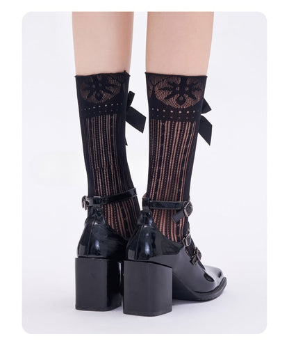 Schwarz/weiße, halbtransparente Wadensocken mit Schleife und Spitze
