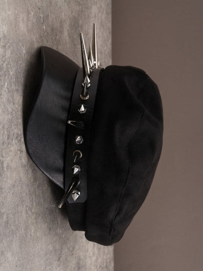 Gothic Baskenmütze mit Nieten in Schwarz