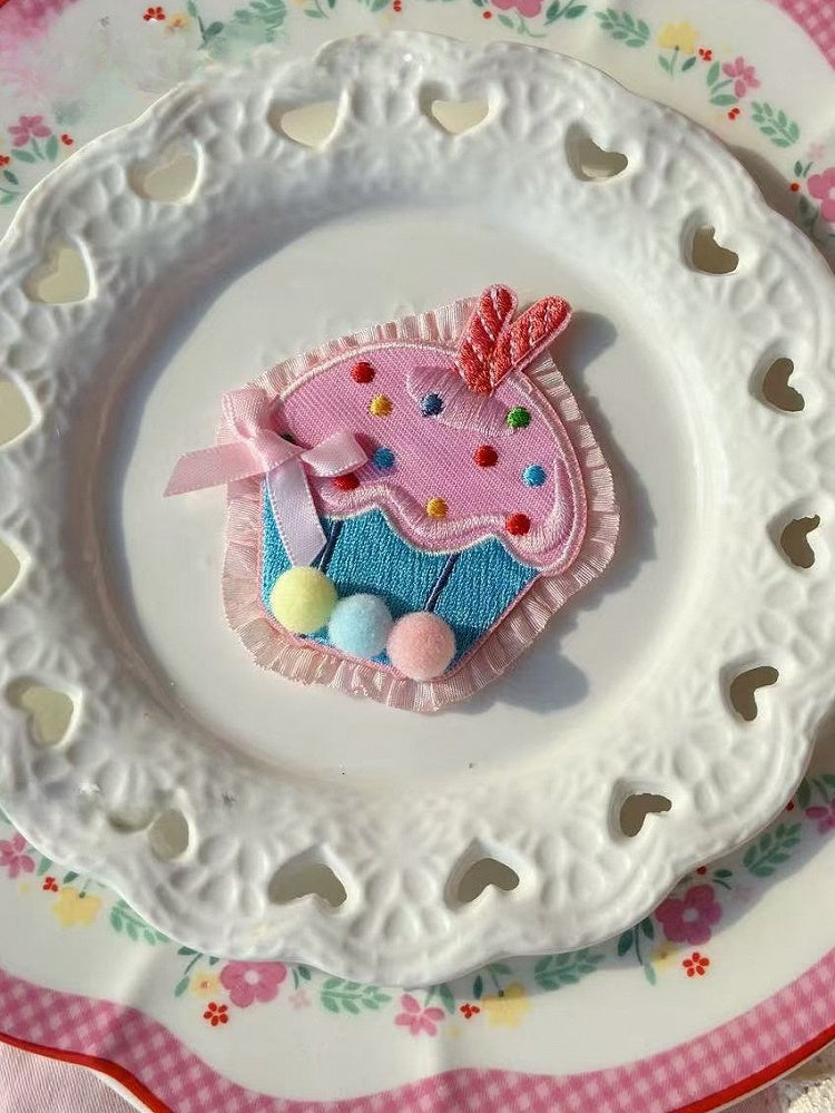 Brosche Sweet Pink/Rot Cake Trim Rüschen