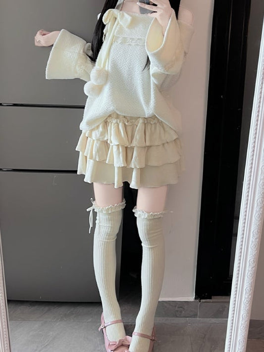 Ensemble jupe à volants et volants beiges au-dessus du genou avec haut en peluche et détails en dentelle et nœud papillon