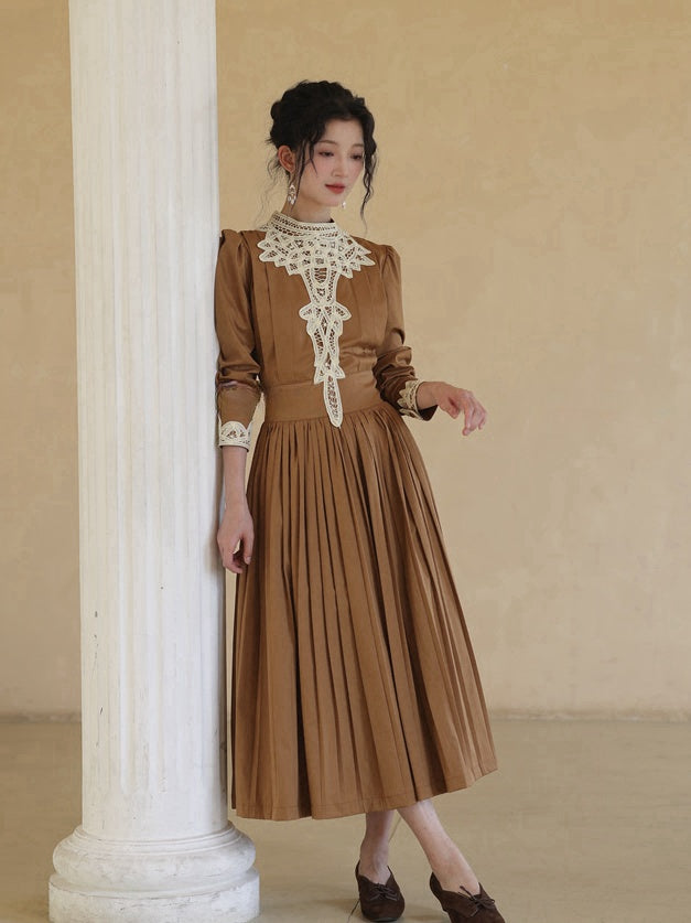 Robe marron vintage à col à bandes et manches longues bouffantes