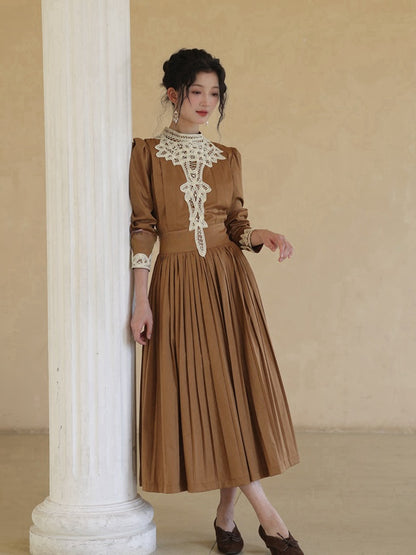 Robe marron vintage à col à bandes et manches longues bouffantes