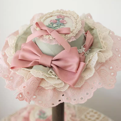 Chapeau haut de forme à bordure en dentelle et broderie florale