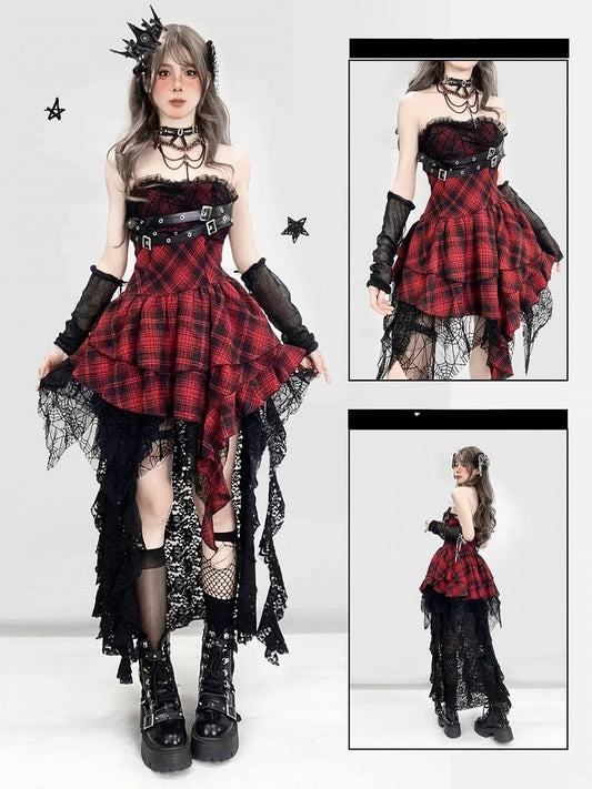 Robe punk glamour sans bretelles à carreaux rouges et ourlet mouchoir avec boucles