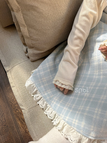 Jupe midi taille haute à carreaux bleus et bordure en dentelle
