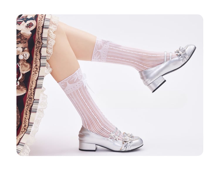Schwarz/weiße, halbtransparente Wadensocken mit Schleife und Spitze