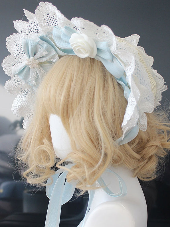 Rosa/blaue Haube mit floralen Schleifendetails und Spitzenbesatz