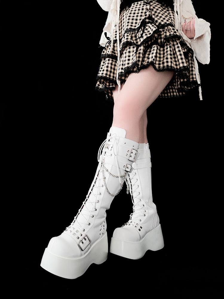 Bottes montantes à plateforme compensée style punk blanc mat avec plaques métalliques en forme d'os